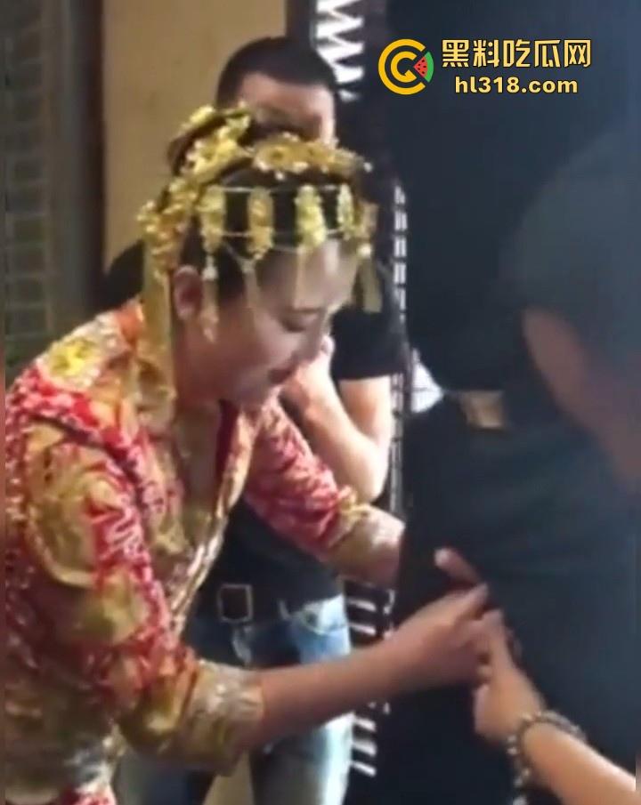 新娘结婚当众口交吞精?新娘低头伸舌舔弄,满意吞下,这是哪个地方的习俗,玩得这么淫乱的嘛!-3