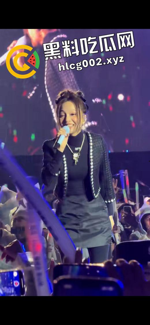 【张韶涵】昆山商演拉稀现场!前排恶臭难闻高喊退票 微博公关删热搜 这下真的是追星追到拉稀了都-1