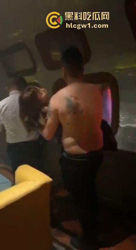 青岛MKD NIGHT醉妹喝醉成大漏勺吐晕厕所,大熊壮汉半裸上身直接扛走,敢问这算不算犯法?-4