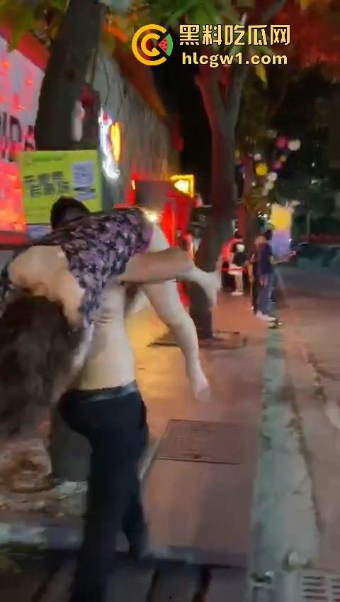 青岛MKD NIGHT醉妹喝醉成大漏勺吐晕厕所,大熊壮汉半裸上身直接扛走,敢问这算不算犯法?-5