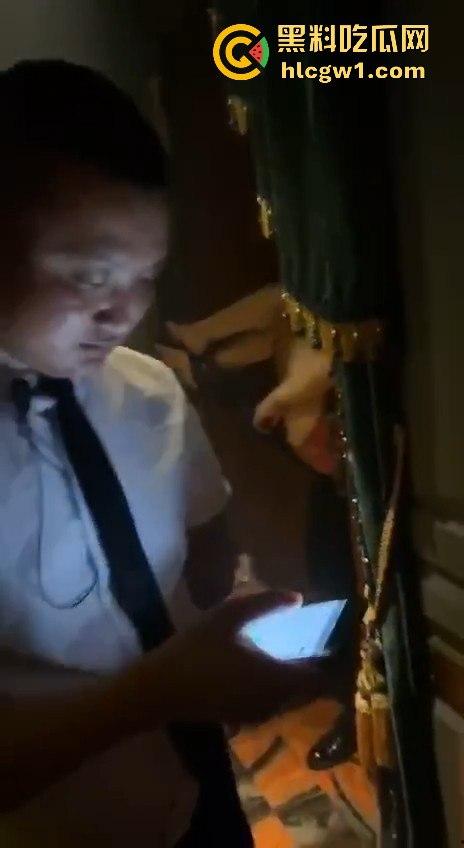 青岛MKD NIGHT醉妹喝醉成大漏勺吐晕厕所,大熊壮汉半裸上身直接扛走,敢问这算不算犯法?-7