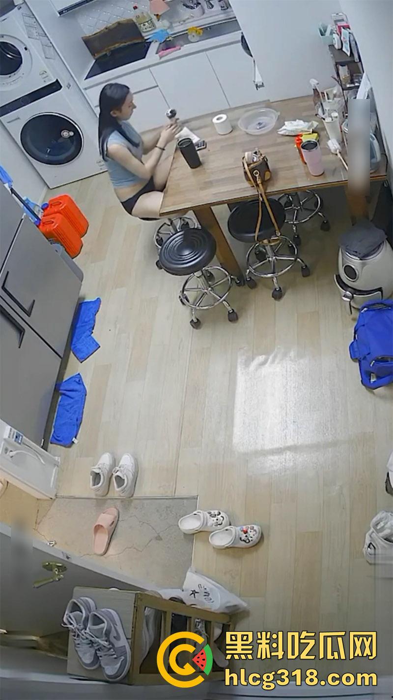 变态房东偷窥狂,出租屋按针孔摄像头偷窥,性感小姐姐母女生活,居家全裸大奶长腿,小翘臀看着就欠干!-1