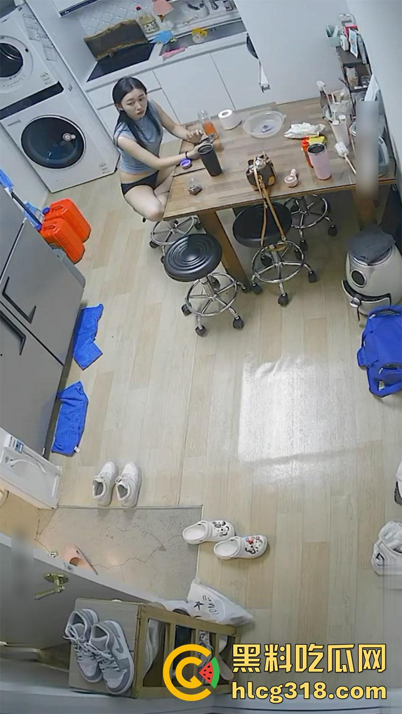 变态房东偷窥狂,出租屋按针孔摄像头偷窥,性感小姐姐母女生活,居家全裸大奶长腿,小翘臀看着就欠干!-2