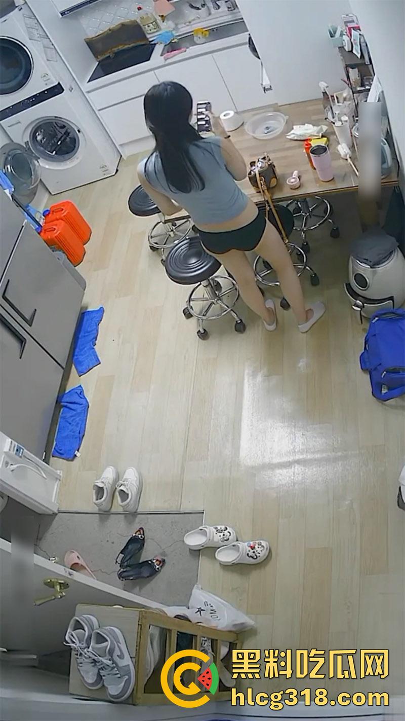 变态房东偷窥狂,出租屋按针孔摄像头偷窥,性感小姐姐母女生活,居家全裸大奶长腿,小翘臀看着就欠干!-3