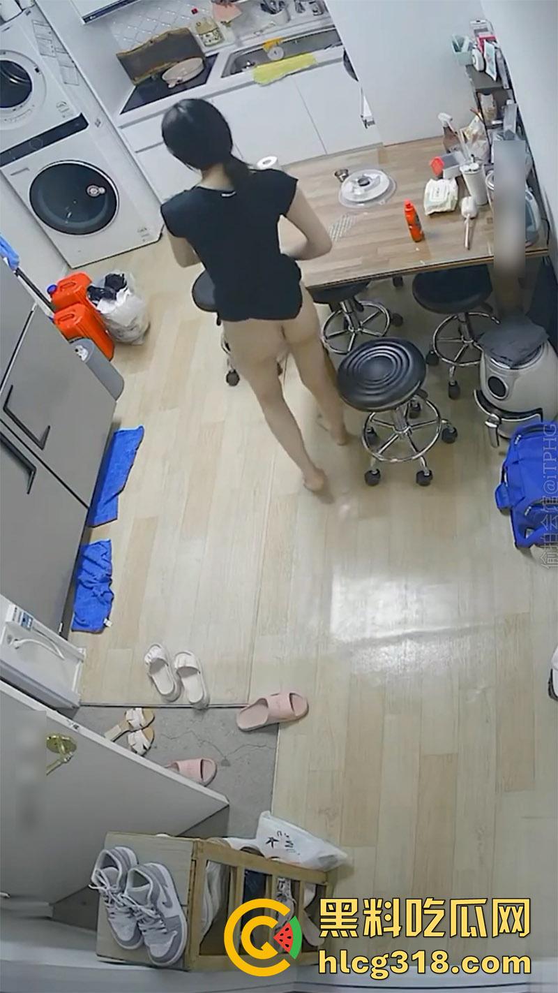 变态房东偷窥狂,出租屋按针孔摄像头偷窥,性感小姐姐母女生活,居家全裸大奶长腿,小翘臀看着就欠干!-4