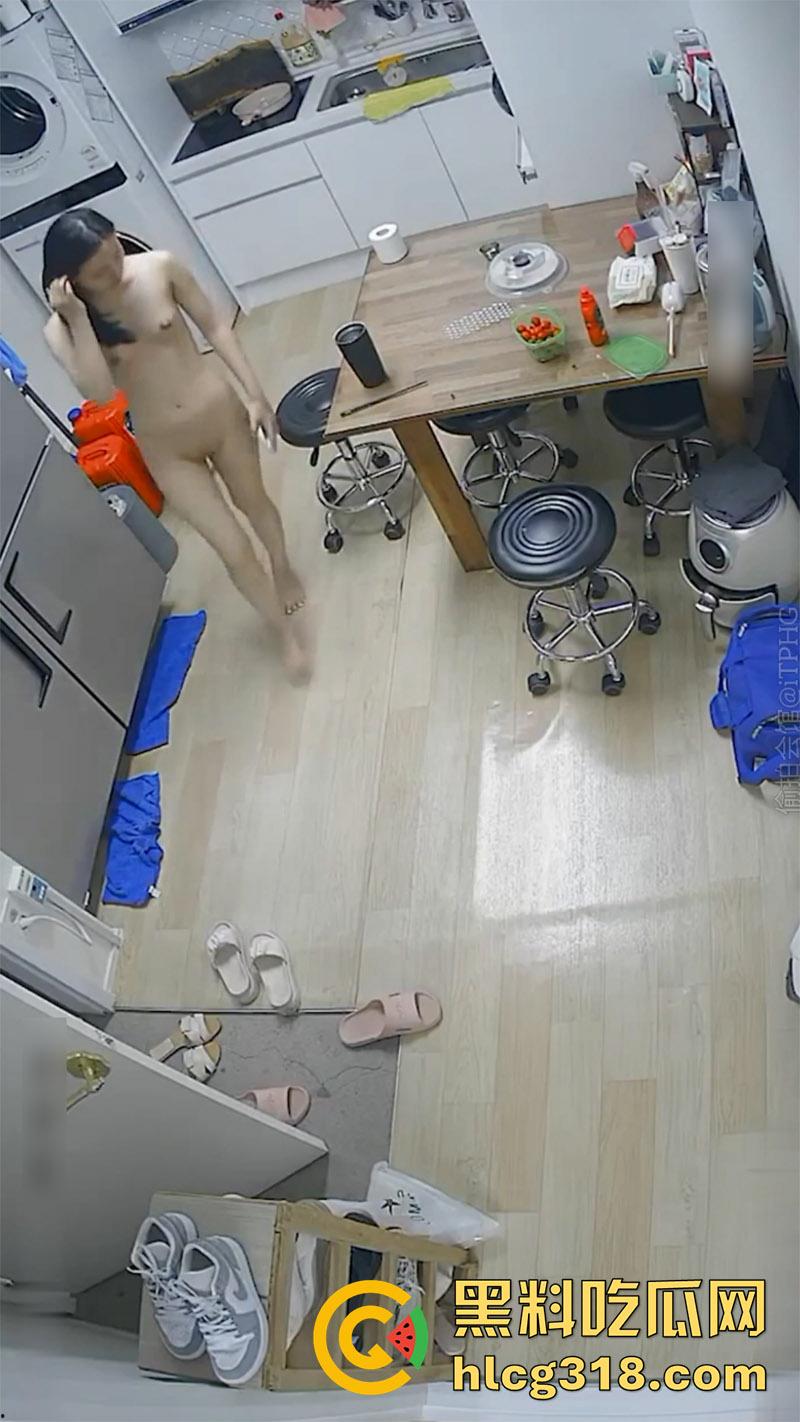 变态房东偷窥狂,出租屋按针孔摄像头偷窥,性感小姐姐母女生活,居家全裸大奶长腿,小翘臀看着就欠干!-6