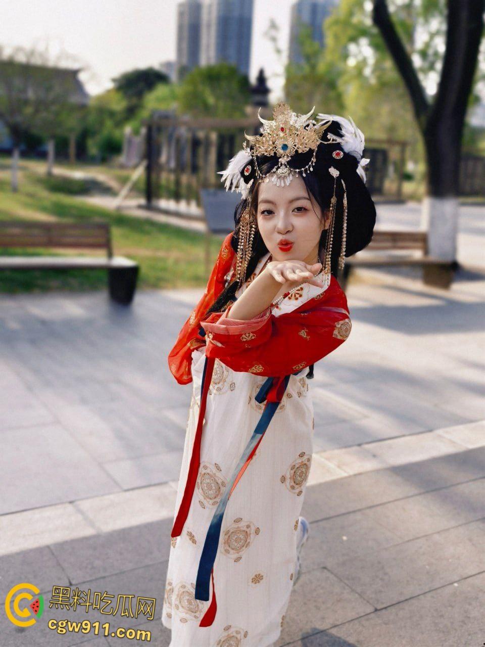 武汉东湖学院【吴丽莹】 乖巧外表却被包养,宿舍微信视频自慰,白浆四溢还说比精液好吃,看了不少被调教 !-3