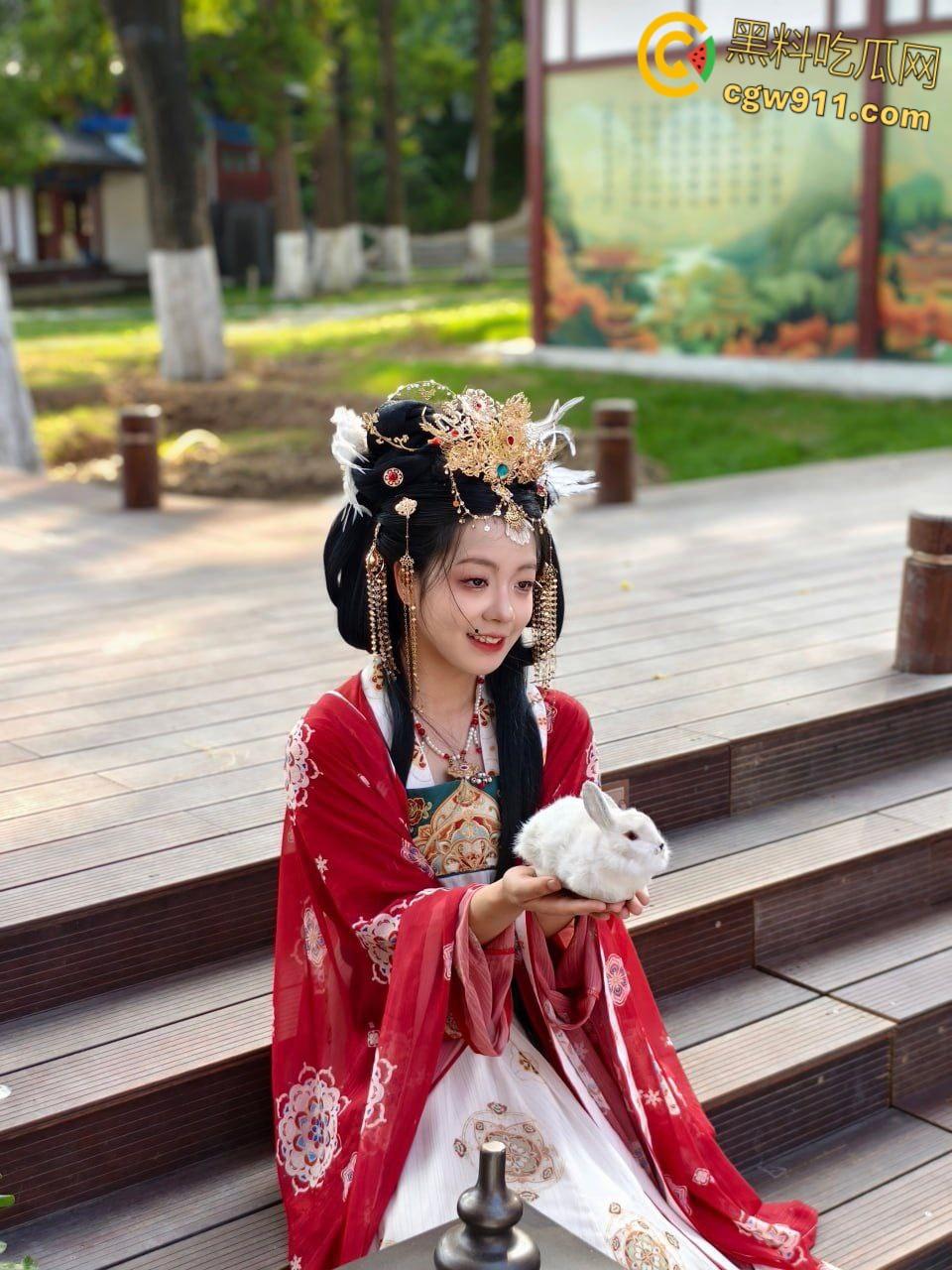 武汉东湖学院【吴丽莹】 乖巧外表却被包养,宿舍微信视频自慰,白浆四溢还说比精液好吃,看了不少被调教 !-5