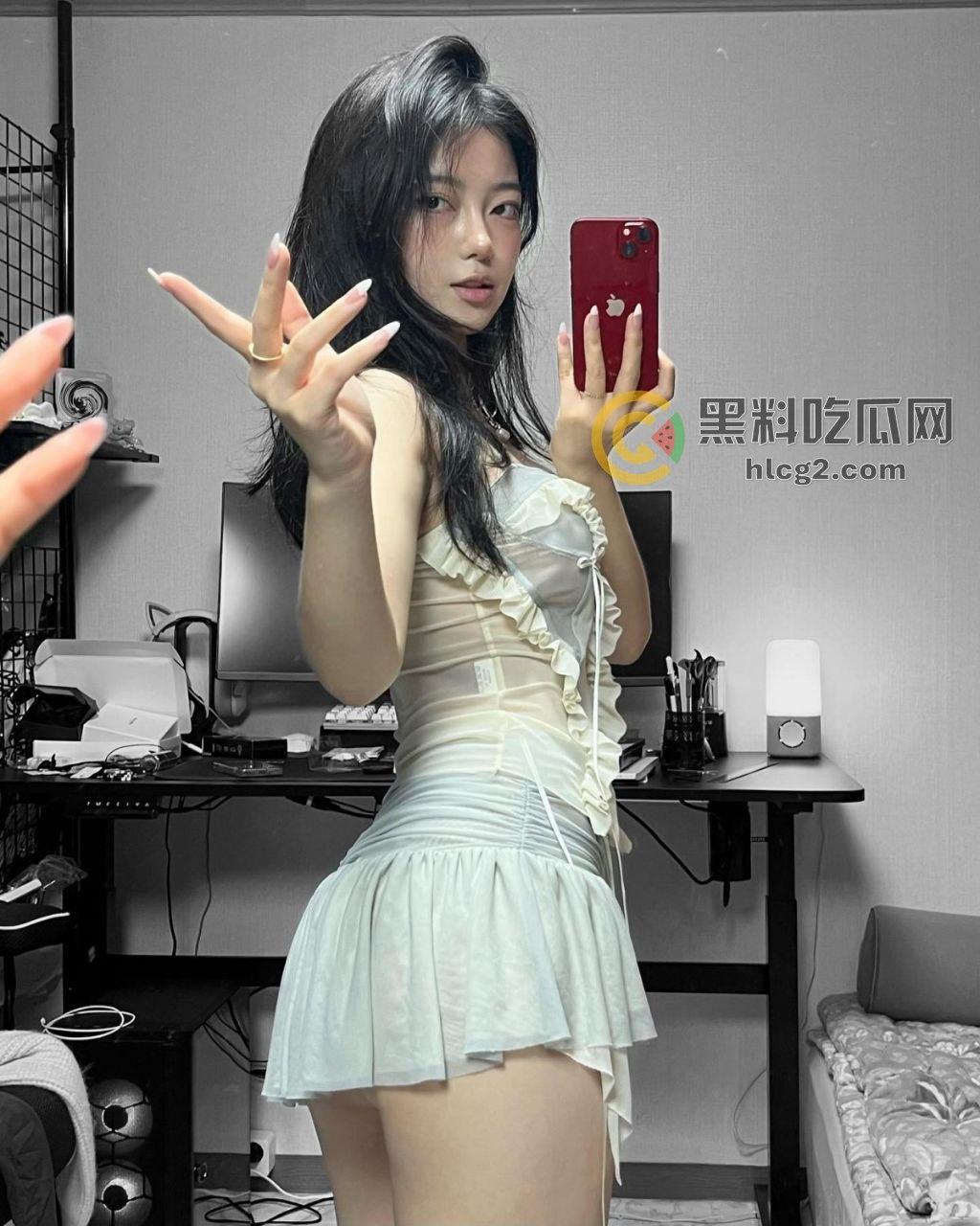 白瘦少女私拍大曝光,颜值高得让人惊叹,清纯脸蛋与骚气私拍大公开!-6