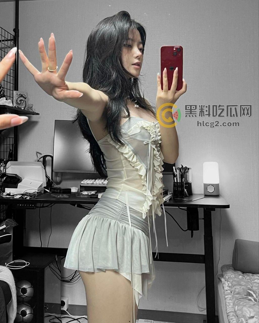 白瘦少女私拍大曝光,颜值高得让人惊叹,清纯脸蛋与骚气私拍大公开!-7