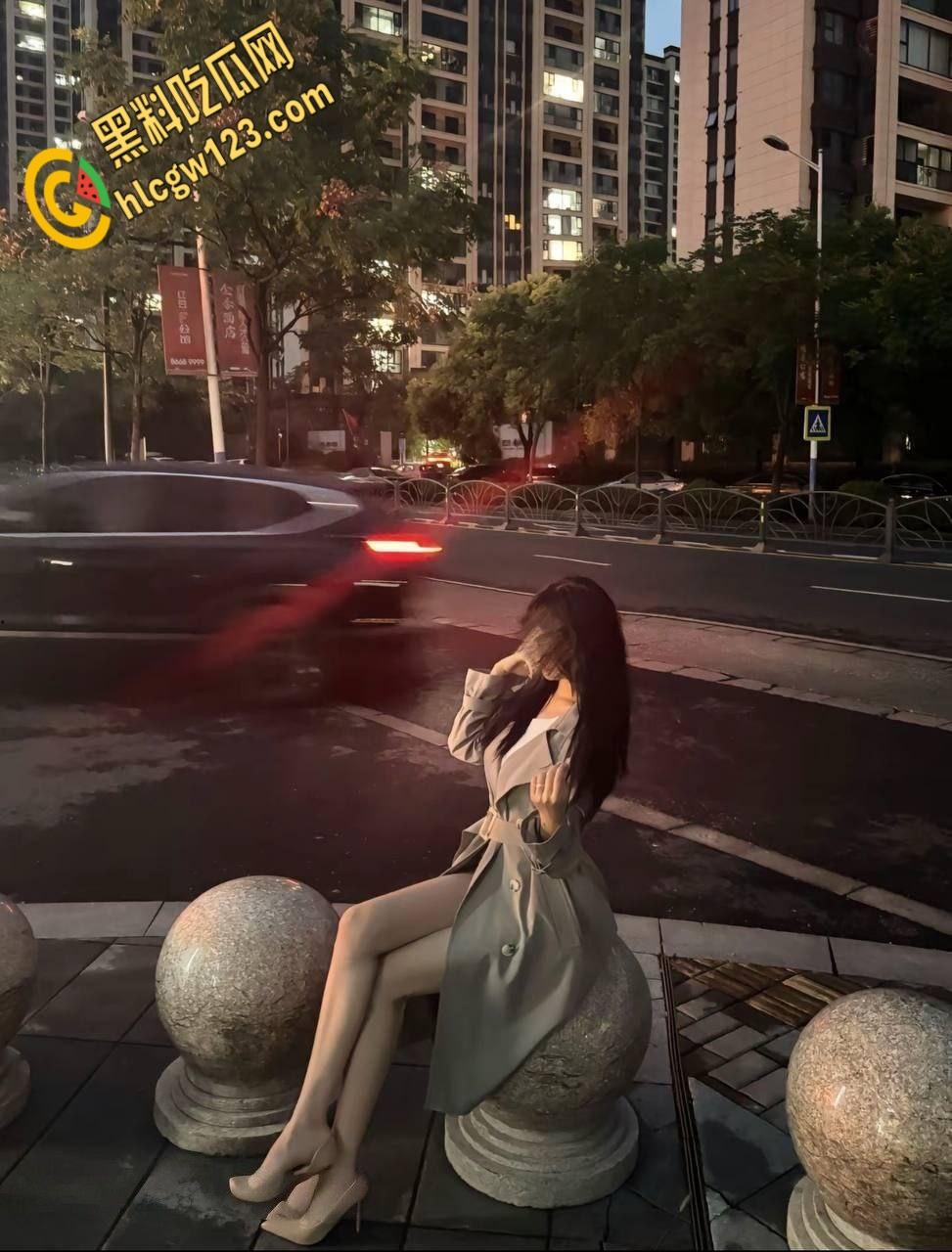 高颜值尤物【刘莎莎】,黑丝空姐开档诱惑,野战厕所猛插生怕别人不知道 !-3