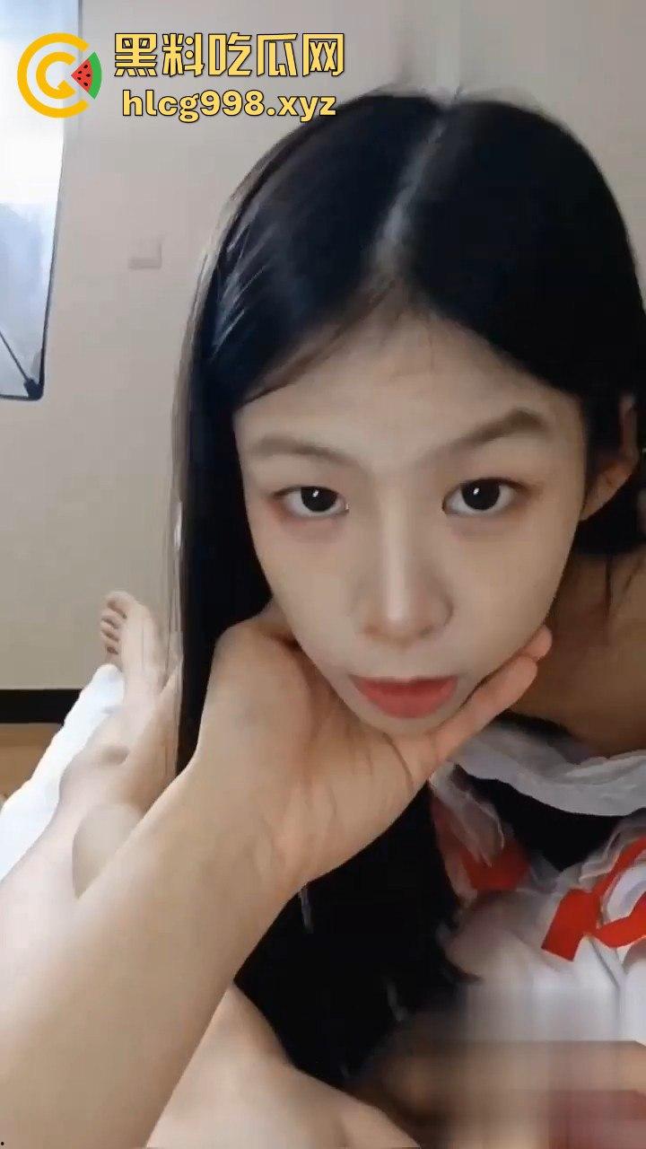 未涉世的00后嫩妹真好拿下!不到三千搞定白丝足交黑丝后入,粉嫩私处让人欲仙欲死!-1