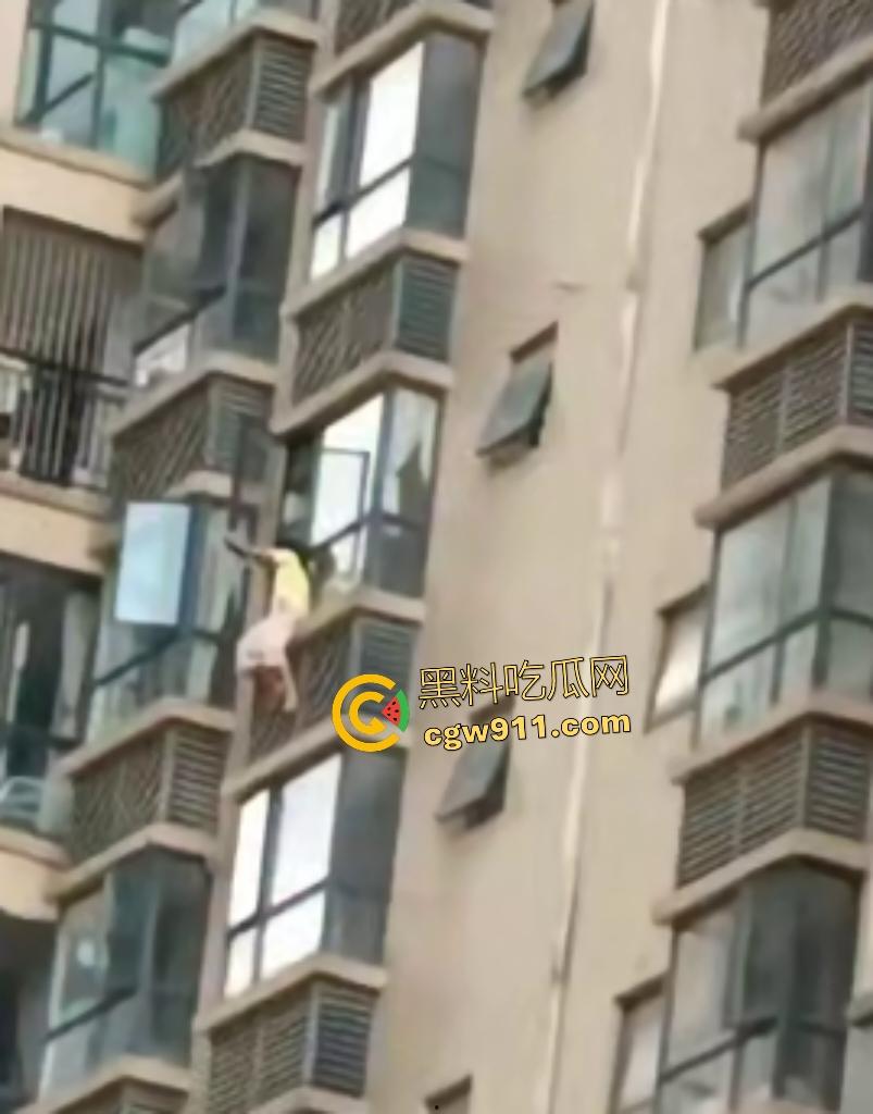 湖南武冈新广场跳楼惨剧!少女与姐姐吵架跳楼,围观万人悲喊“不要跳”,最后充气垫救命还是断腿!-3