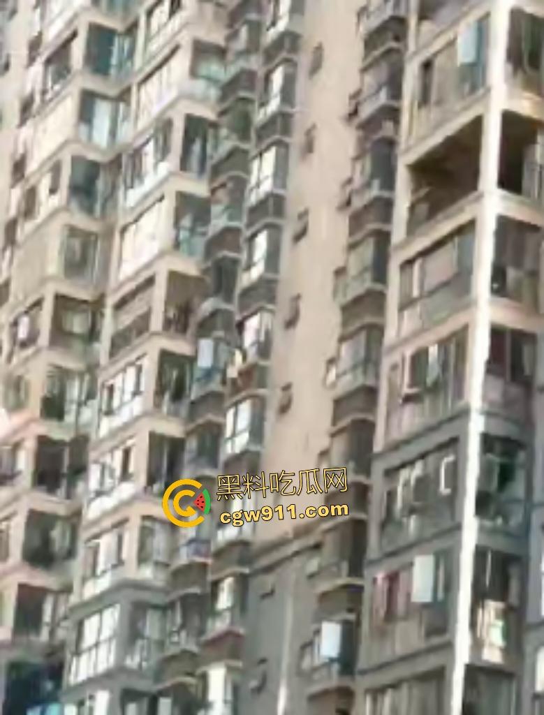 湖南武冈新广场跳楼惨剧!少女与姐姐吵架跳楼,围观万人悲喊“不要跳”,最后充气垫救命还是断腿!-4