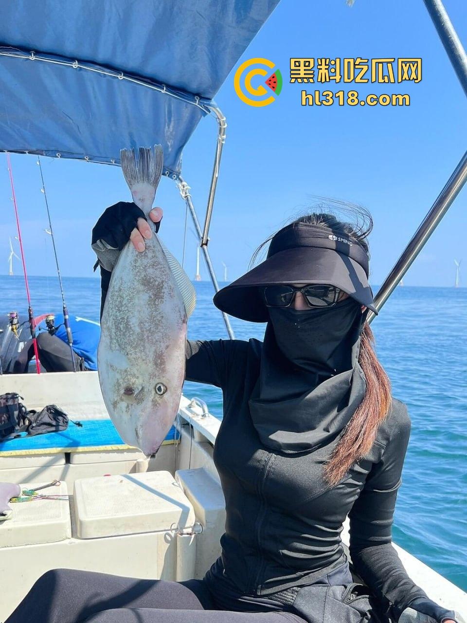 不好意思用力太猛！把刚认识的钓鱼媛都操哭了，极品性感名媛被当地肉便器猛操，上午钓的鱼晚上吊的她！-2