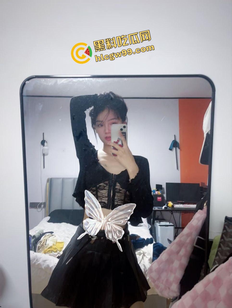 贵州饥渴反差骚鸡【周雨】肾虚男网购炮机刺激插逼,沙发上不停喷水至流水一地!独家曝光流出!-4