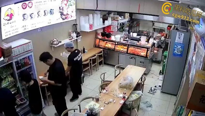 小情侣二人店内躲雨,甩桌面垃圾给客人,被店员请出情绪失控,打骂店员态度嚣张,监控视频流出 !-1