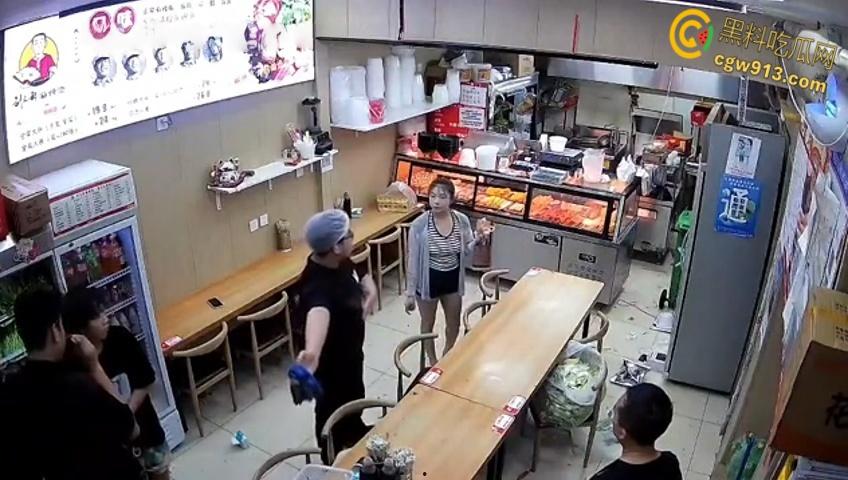 小情侣二人店内躲雨,甩桌面垃圾给客人,被店员请出情绪失控,打骂店员态度嚣张,监控视频流出 !-4