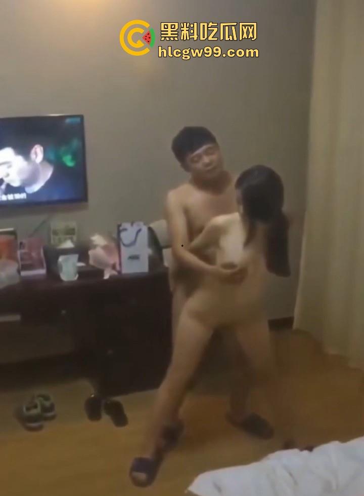 广州白云广场【唯美】民宿情人节情侣做爱惨遭偷拍,性感娇妻被后入式狂操浪叫连连,内容炸裂!-1