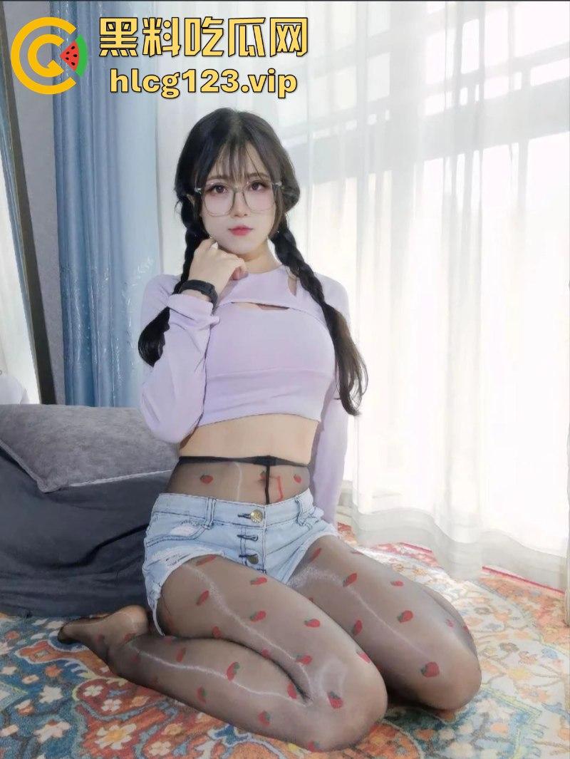 B站擦边女神【M桃花匠】丝袜高跟美腿抚摸 小穴阴毛一览无遗 连放尿自拍都安排上了!-5