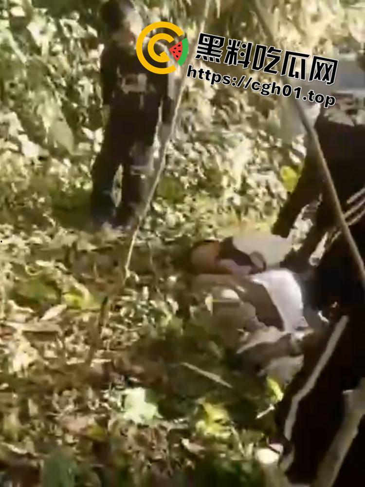 红领巾脖上戴 一言不合就是干 小学生霸凌同班同学 这比大人都狠啊!!-1