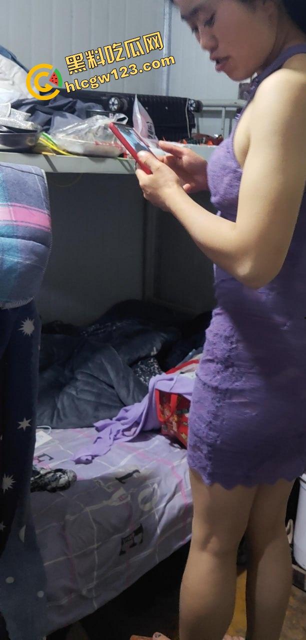 工地佬实拍投稿,简陋铁皮棚里实战啪啪,全程无隔音,骚女微露脸叫到外头都听见,虽不完美但骚得真实!-3