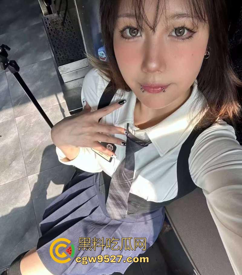 四川花胸纹身没钱结账,现与纹身师做爱抵债,细腰翘臀骚劲十足,放荡婊子私密视频曝光!-3