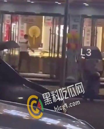 浙江慈溪市逍林镇 一男子持仿真玩具抢劫金店 得手后逃离 没过几个小时就被逮到了-7