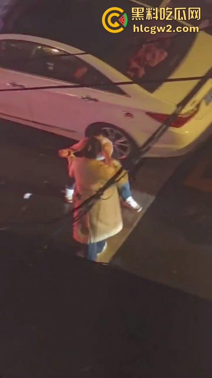 看笑了!辽宁沈阳彪悍女子当街暴打出轨渣男 分分钟KO 拿下 跟拎小鸡一样简单!-2