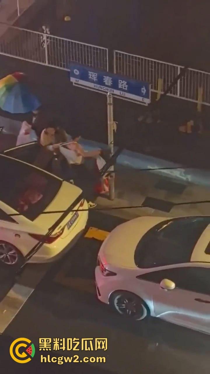 看笑了!辽宁沈阳彪悍女子当街暴打出轨渣男 分分钟KO 拿下 跟拎小鸡一样简单!-3