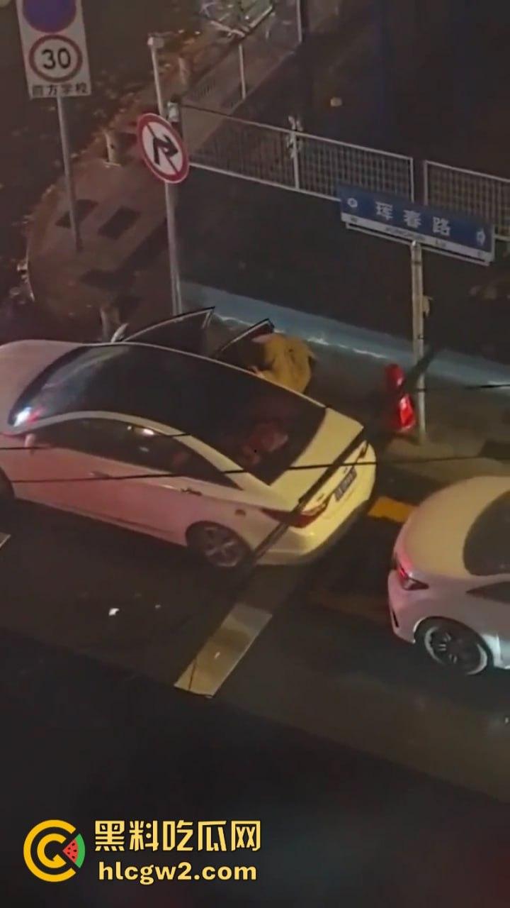 看笑了!辽宁沈阳彪悍女子当街暴打出轨渣男 分分钟KO 拿下 跟拎小鸡一样简单!-4