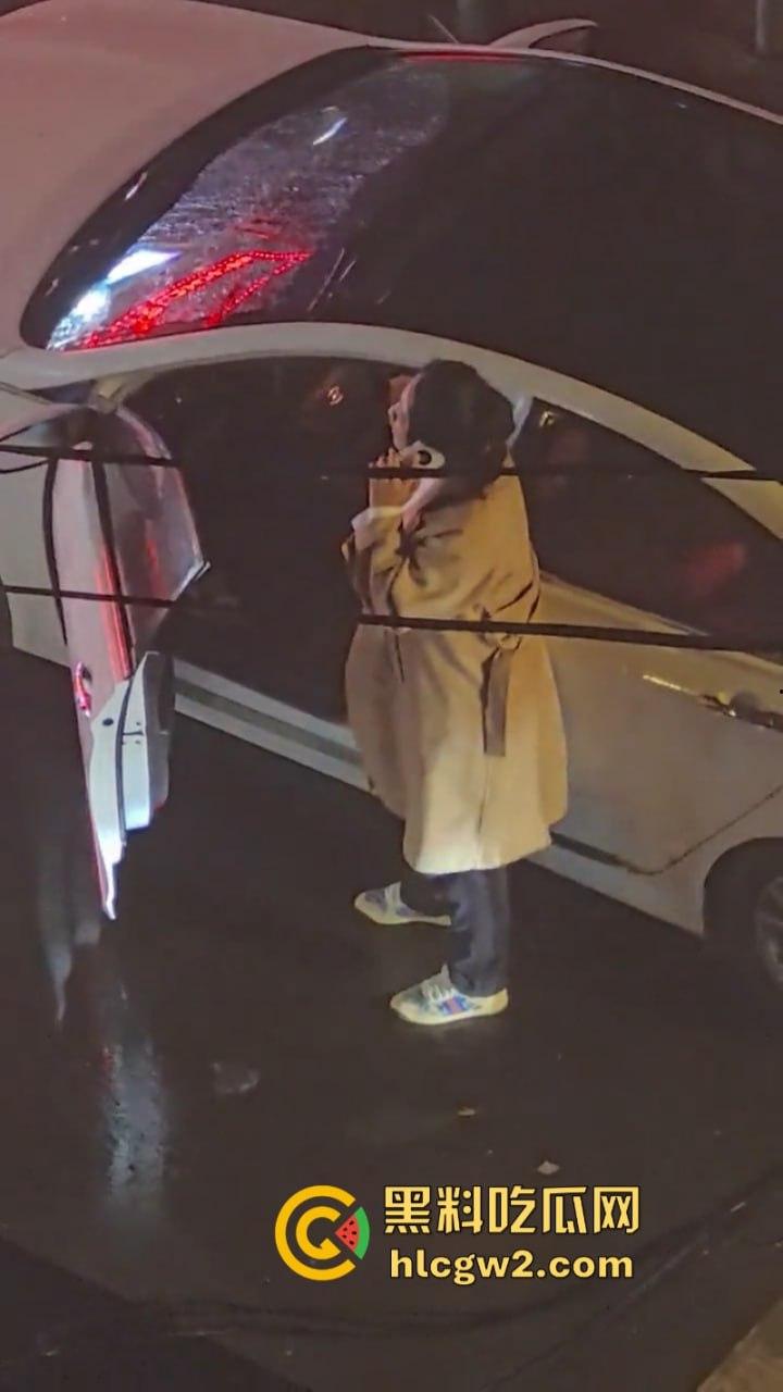 看笑了!辽宁沈阳彪悍女子当街暴打出轨渣男 分分钟KO 拿下 跟拎小鸡一样简单!-5