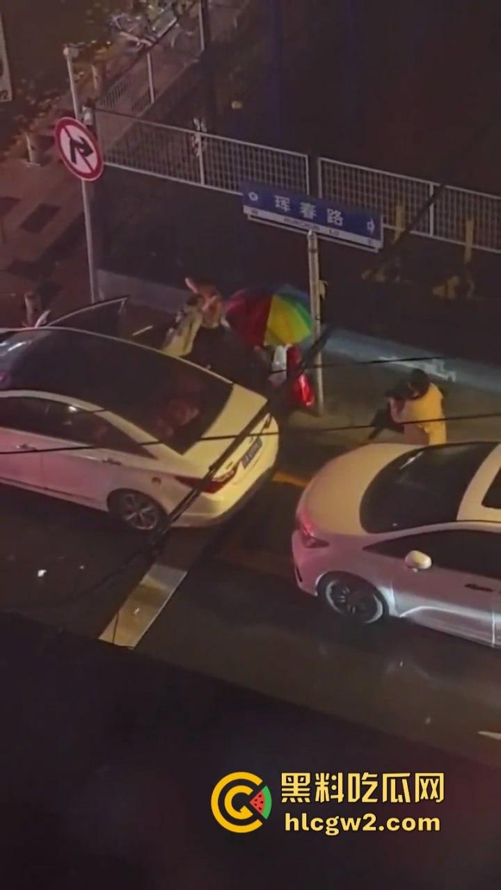 看笑了!辽宁沈阳彪悍女子当街暴打出轨渣男 分分钟KO 拿下 跟拎小鸡一样简单!-7