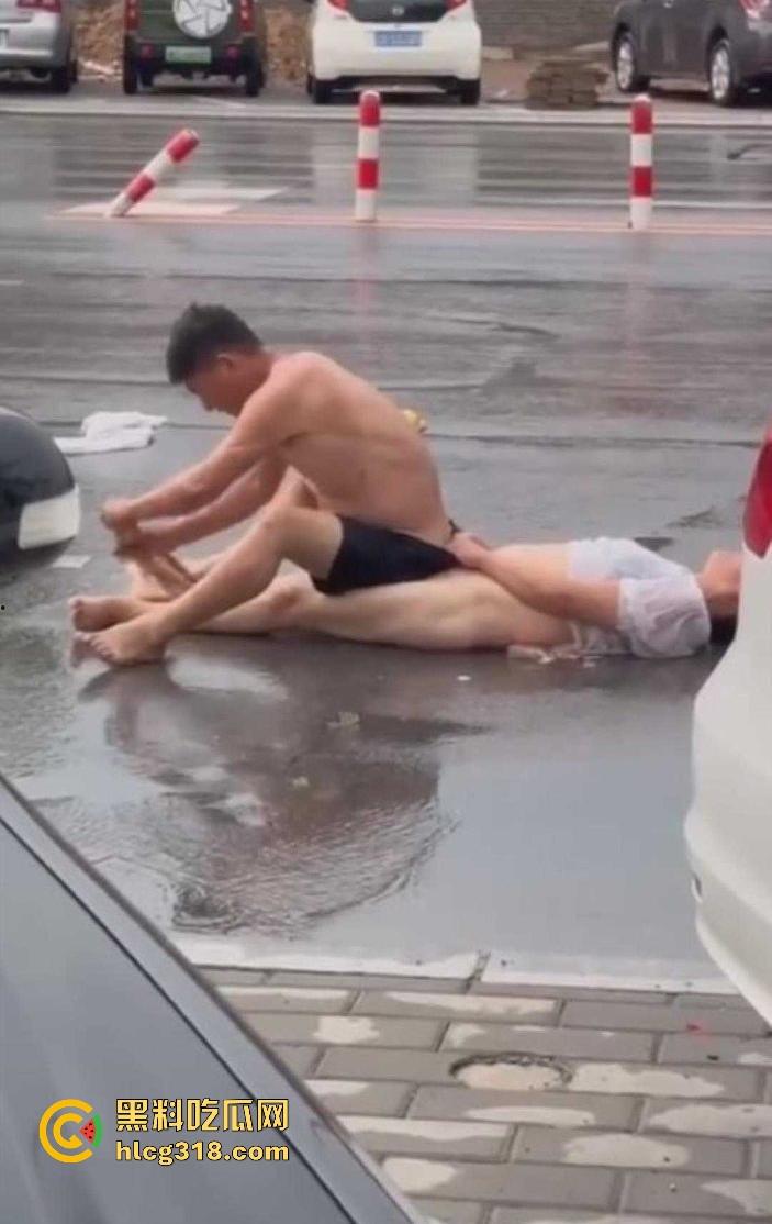 奇葩夫妻当街吵架,女方吵输了当街躺下耍赖,边吵还边脱衣服,真不把别人当外人啊!-1