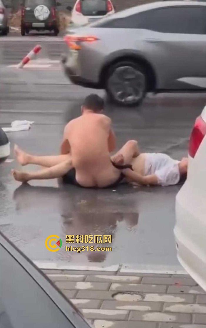 奇葩夫妻当街吵架,女方吵输了当街躺下耍赖,边吵还边脱衣服,真不把别人当外人啊!-2