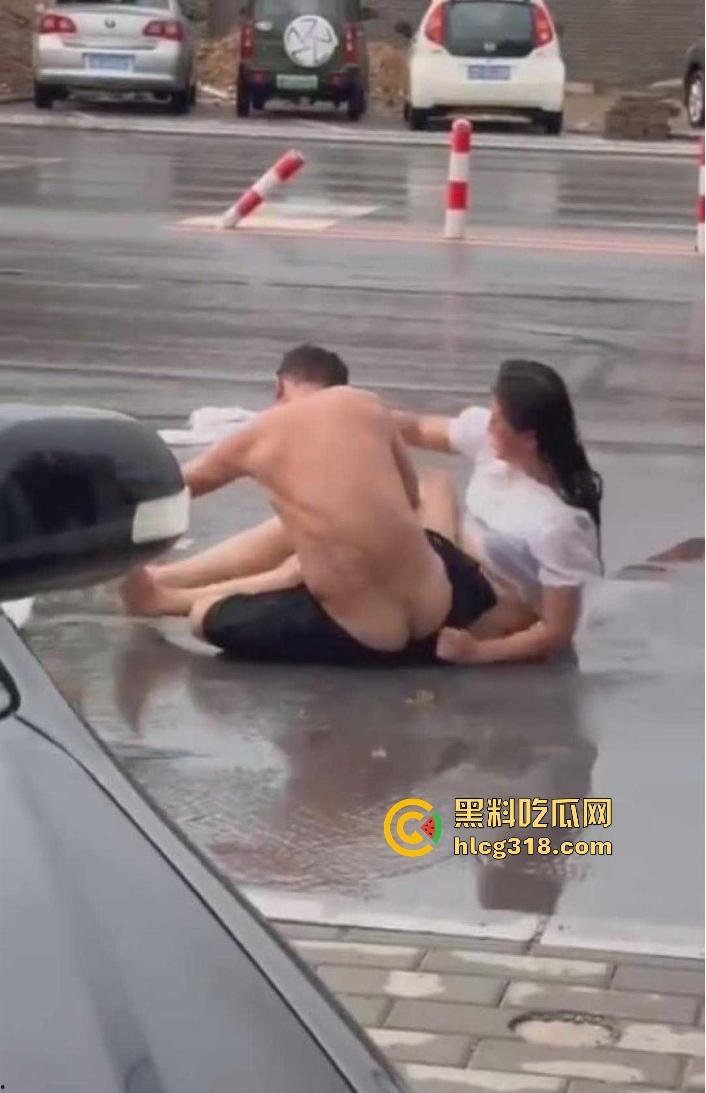 奇葩夫妻当街吵架,女方吵输了当街躺下耍赖,边吵还边脱衣服,真不把别人当外人啊!-3