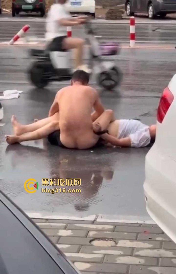 奇葩夫妻当街吵架,女方吵输了当街躺下耍赖,边吵还边脱衣服,真不把别人当外人啊!-5