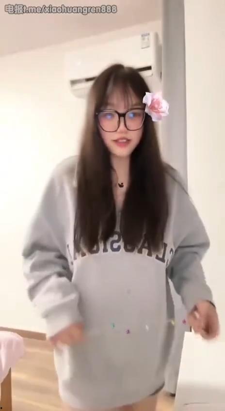 抖音高颜巨乳博主【小陆老师】,私密露点浴室自慰,抖胸乳夹捆绑样样精通,眼镜妹的反差骚劲真让人大跌眼界!-2