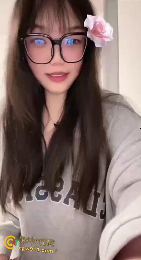 抖音高颜巨乳博主【小陆老师】,私密露点浴室自慰,抖胸乳夹捆绑样样精通,眼镜妹的反差骚劲真让人大跌眼界!-3