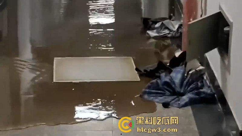 屎不可挡!浙江温州医学院男生宿舍水管爆裂屎花满天飞 这下可要与屎共眠了!-3