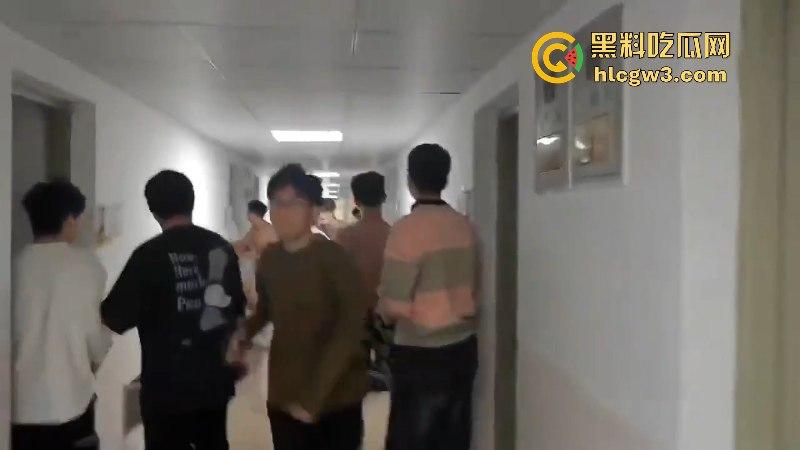 屎不可挡!浙江温州医学院男生宿舍水管爆裂屎花满天飞 这下可要与屎共眠了!-4