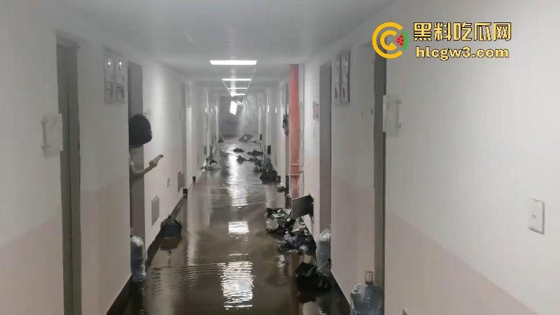 屎不可挡!浙江温州医学院男生宿舍水管爆裂屎花满天飞 这下可要与屎共眠了!-7