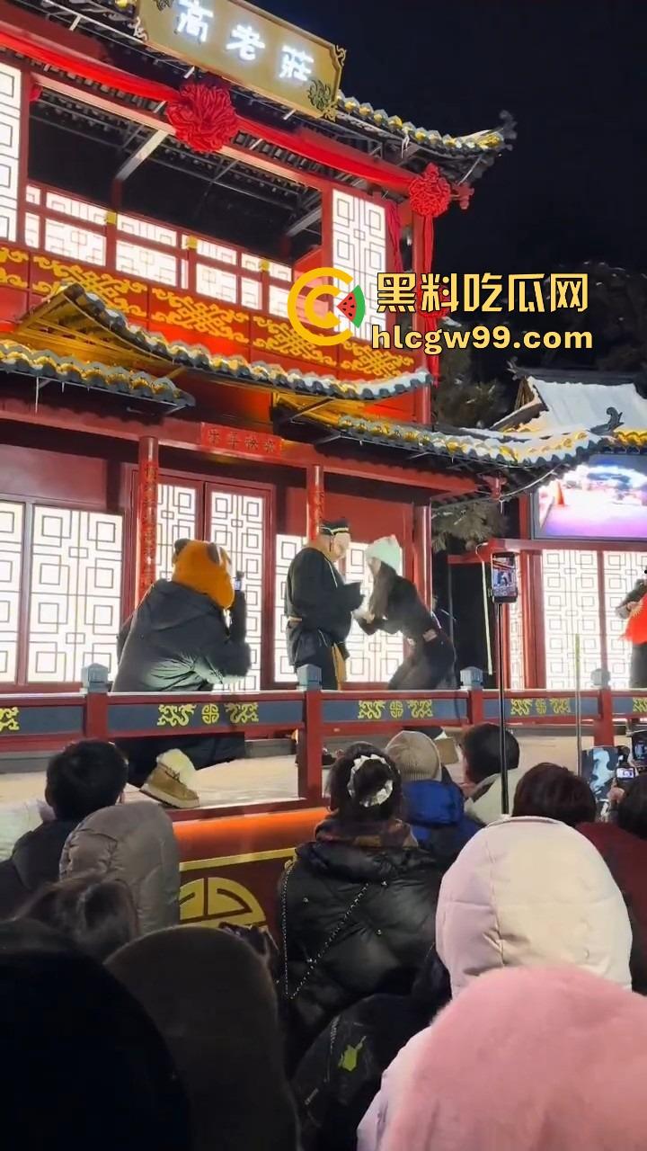 长春动植物公园惊现遛猪新玩法,斯文眼镜妹一秒变女流氓,八戒哥裤腰带被扯开,牵着猪头直接遛大街!-2