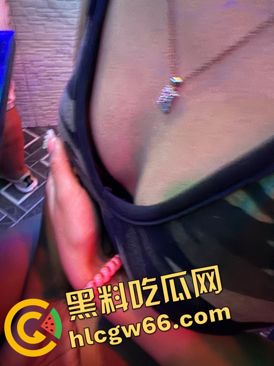 酒吧大奶实测夹火机,奶大不一定真牛,谁夹得住谁才配上床,不夹火机的别给我约!-6