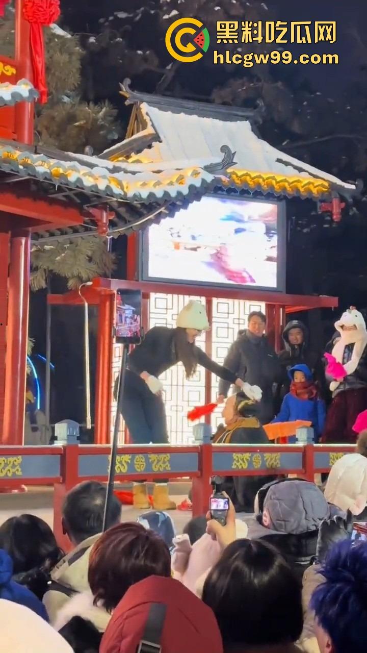 长春动植物公园惊现遛猪新玩法,斯文眼镜妹一秒变女流氓,八戒哥裤腰带被扯开,牵着猪头直接遛大街!-7