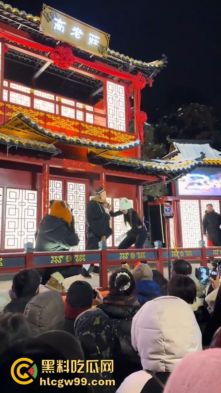 长春动植物公园惊现遛猪新玩法,斯文眼镜妹一秒变女流氓,八戒哥裤腰带被扯开,牵着猪头直接遛大街!-10