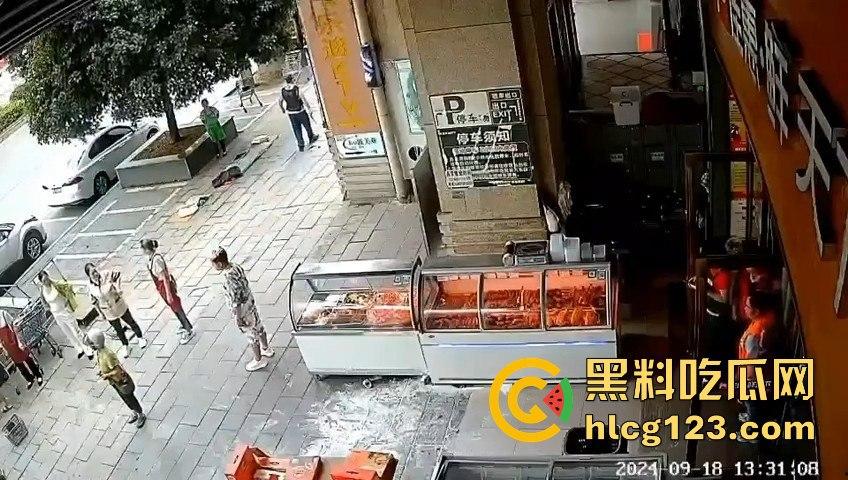 疯狗发狂咬住不放!怀孕母狗突袭小女孩,女孩妈都懵了,幸亏路人群殴才救回命!-4