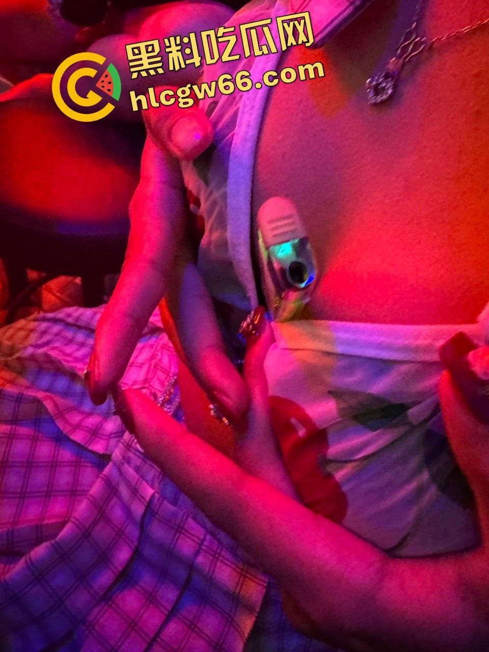 酒吧大奶实测夹火机,奶大不一定真牛,谁夹得住谁才配上床,不夹火机的别给我约!-13