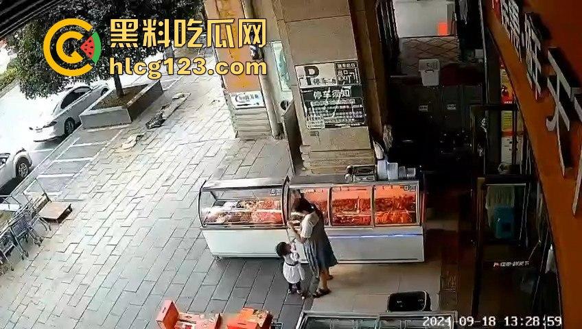 疯狗发狂咬住不放!怀孕母狗突袭小女孩,女孩妈都懵了,幸亏路人群殴才救回命!-7