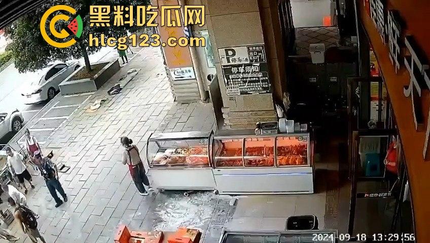 疯狗发狂咬住不放!怀孕母狗突袭小女孩,女孩妈都懵了,幸亏路人群殴才救回命!-8